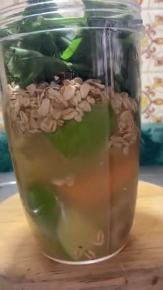 Foto del paso 2 de la receta: Jugo Verde con Espinacas y Frutas de Temporada con Avena