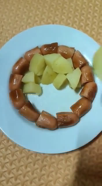 Foto langkah ke 2 dari resep Salad Brokoli Kentang Sosis.
