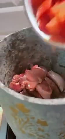 صورة لخطوة 2 من وصفة لحم بالباميه بالقدر الحجري