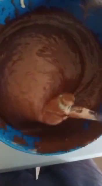 Foto del paso 10 de la receta: Chocoflan🍫 con fresa 🍓(pastel imposible)