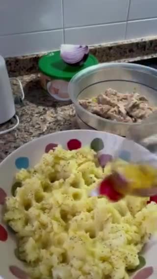 Foto del paso 5 de la receta: Donut salado 🫒 🥔 🧅 🍀