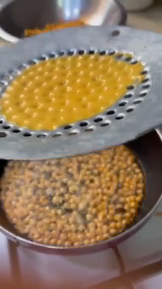 બુંદી લાડુ (Boondi Ladoo Recipe In Gujarati) રેસીપી સ્ટેપ4ફોટો