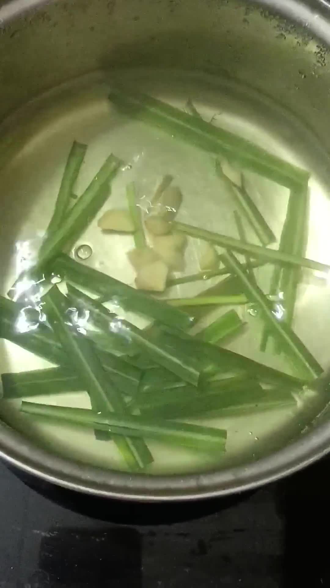 लेमनग्रास हर्बल टी (lemongrass herbal tea) रेसिपी चरण 2 फोटो
