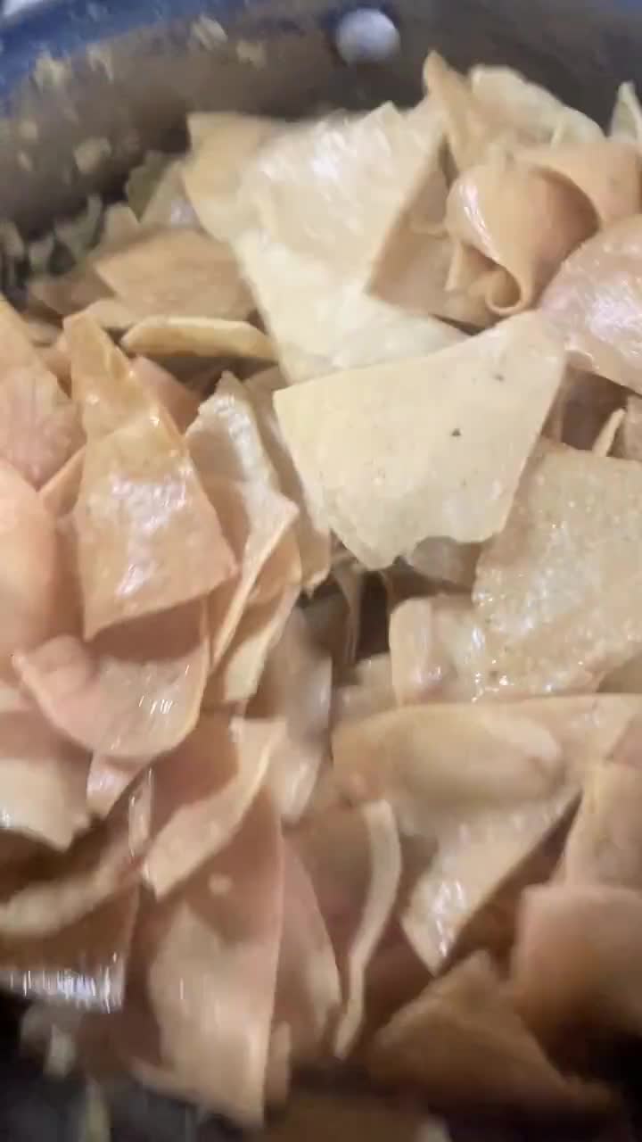 Foto del paso 1 de la receta: Chilaquiles rojos a la jaure