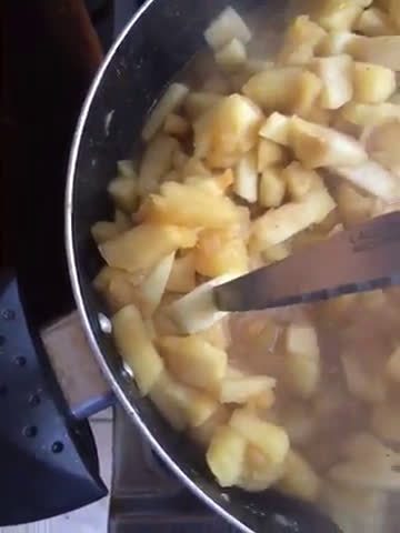 Foto del paso 4 de la receta: Compota de manzana con vino blanco y caramelo salado