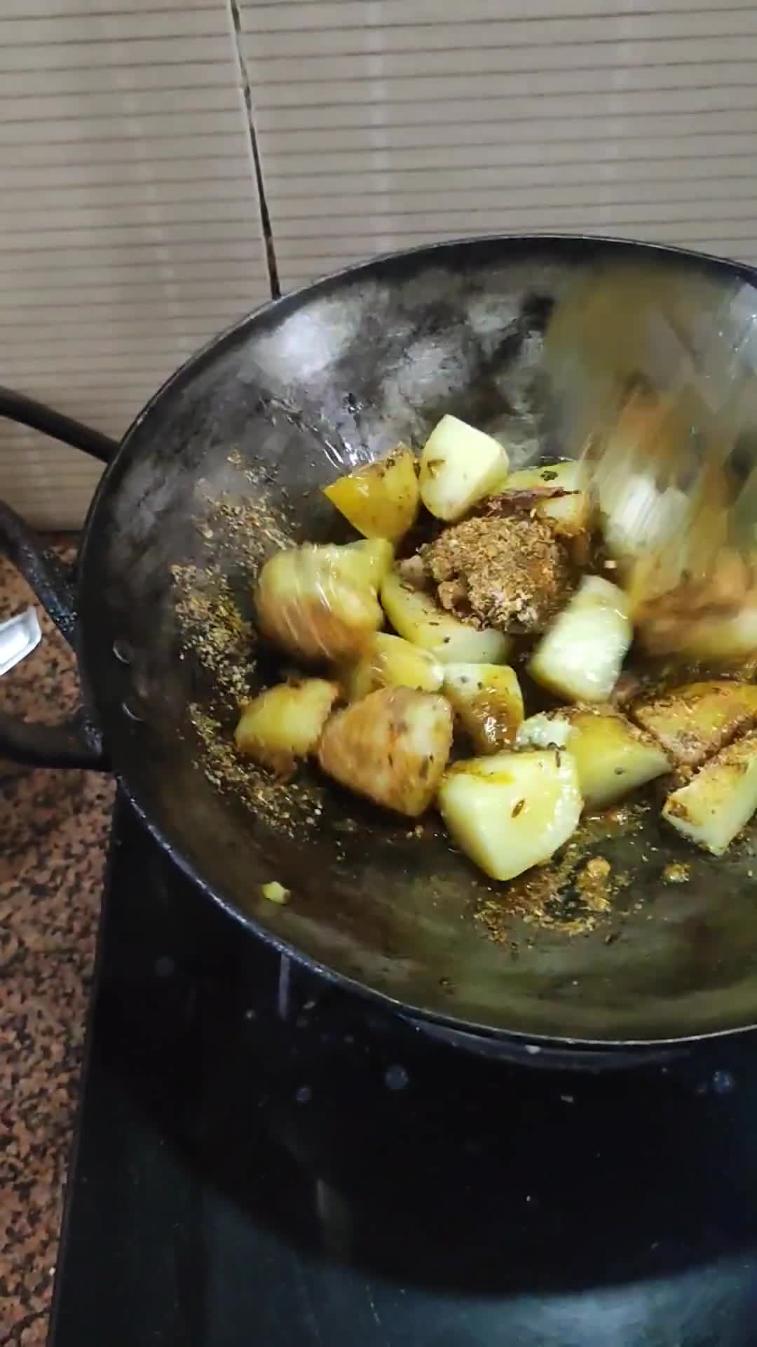 आलू के गुटके(aloo ke gutke recipe in hindi) रेसिपी चरण 5 फोटो