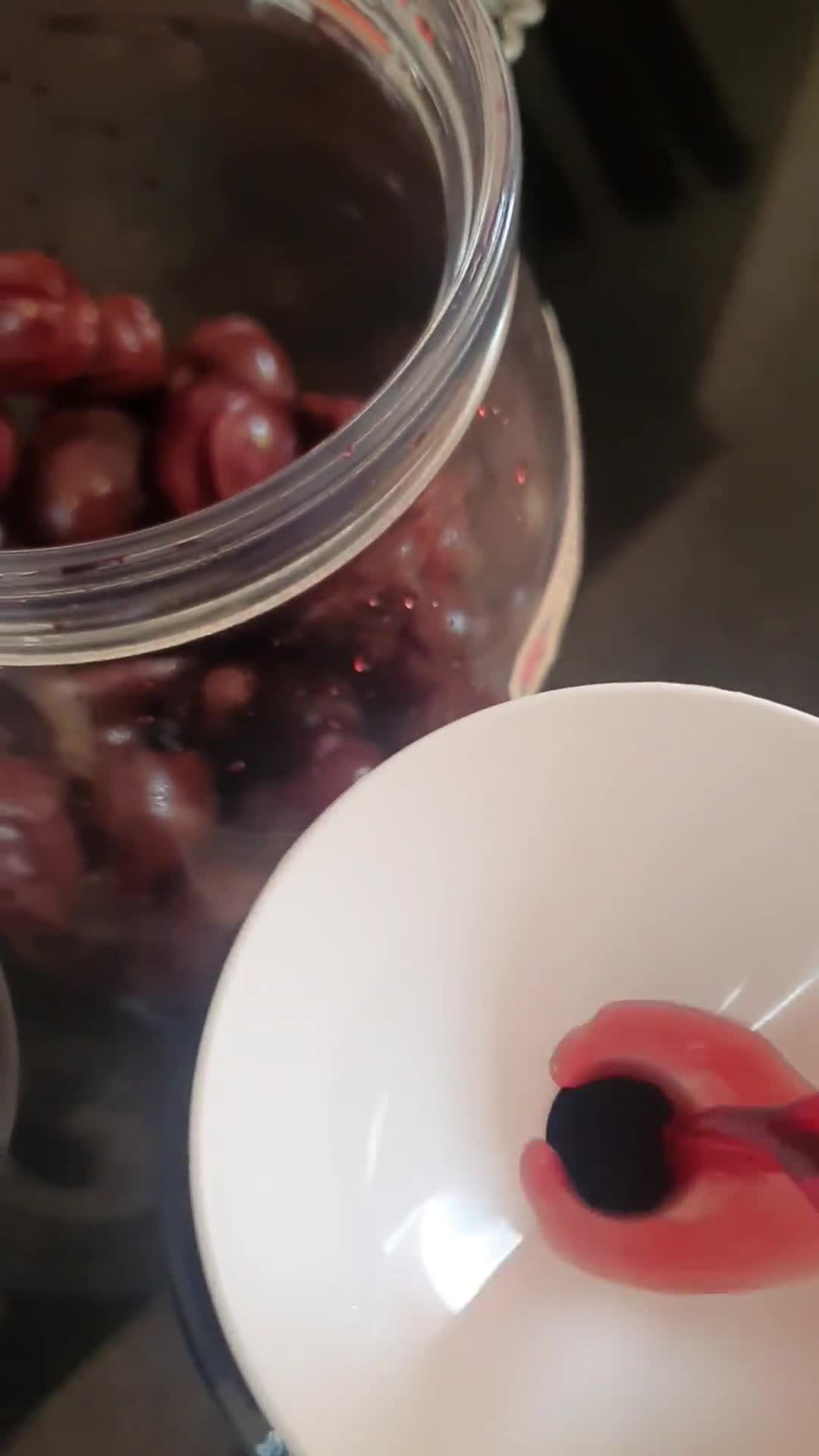 Foto del paso 4 de la receta: Licor de cerezas