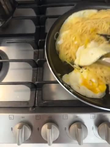 A picture of step 4 of Spaghetti with Fried Eggs.