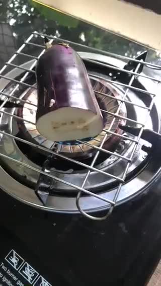Gambar langkah 1 resipi Terung Bakar Kuah Santan.