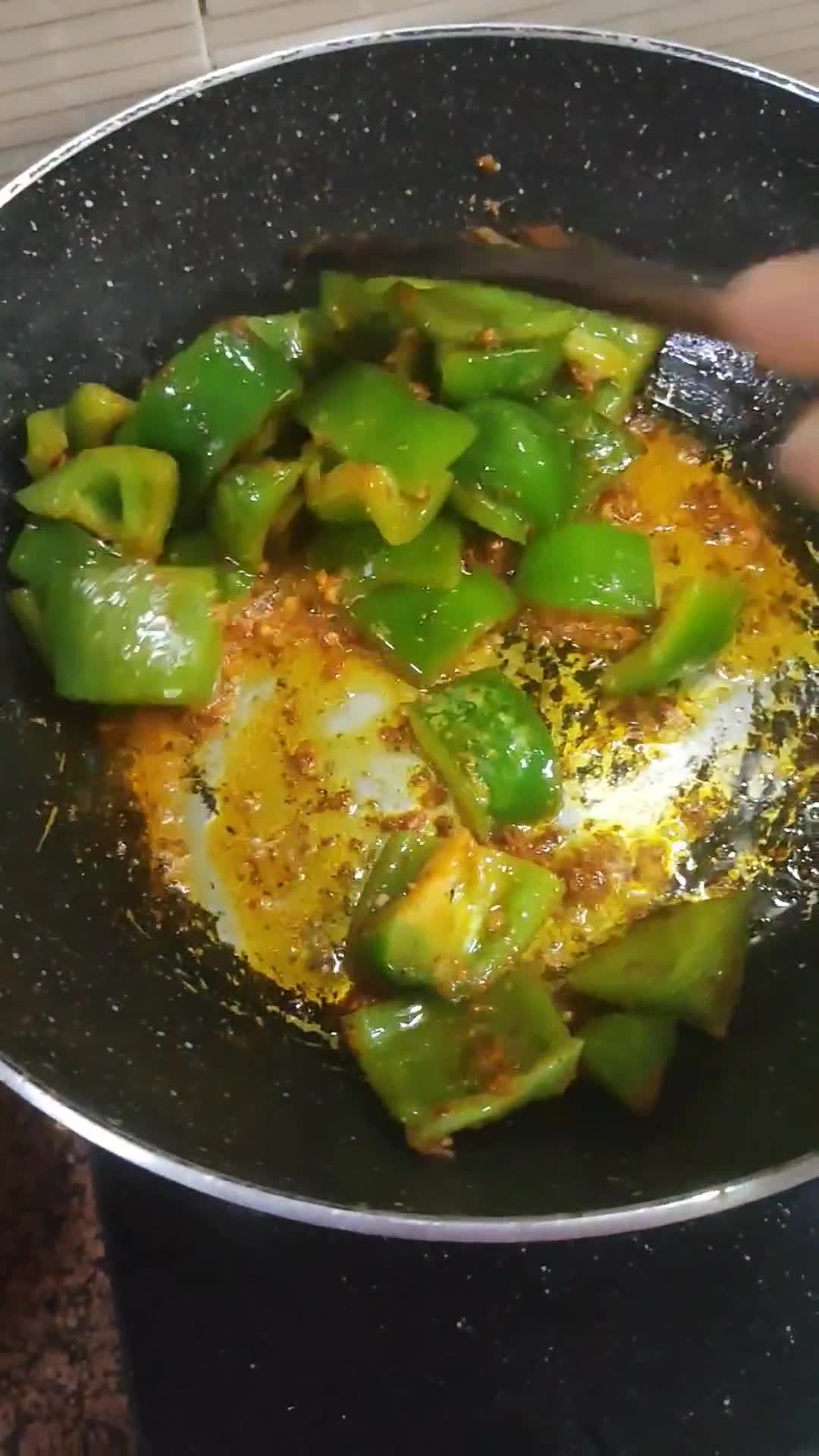 आलू शिमला मिर्च ग्रेवी(दही वाली) (Aloo Shimla Mirch in Dahi Gravy) रेसिपी चरण 2 फोटो