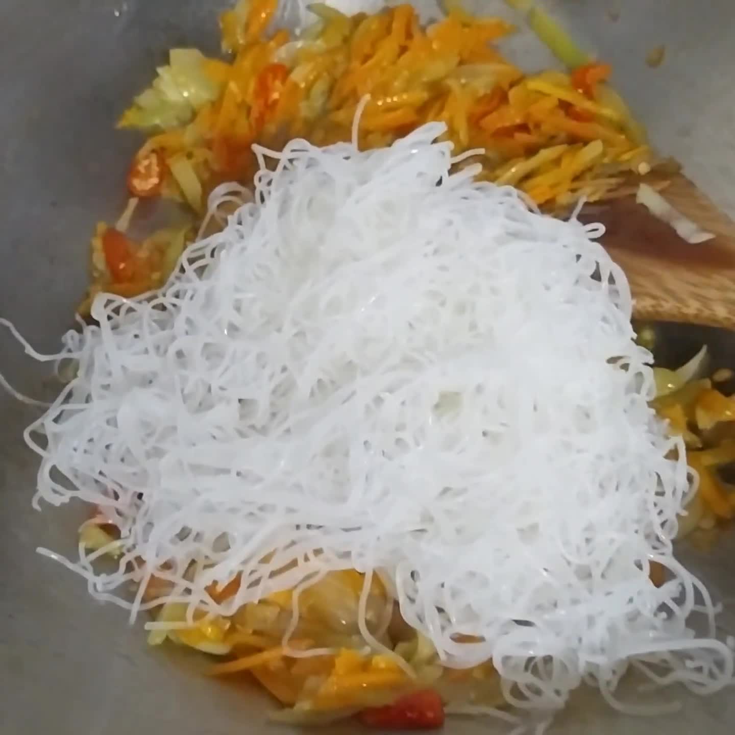 Foto langkah ke 4 dari resep 145. Bihun tumis Labu Wortel.