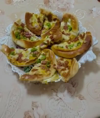 صورة لخطوة 3 من وصفة عشاء خفيف اقراص البيض مع المرتديلا والجبنه الصفراء