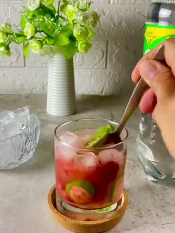 Foto langkah ke 3 dari resep Strawberry Mojito.