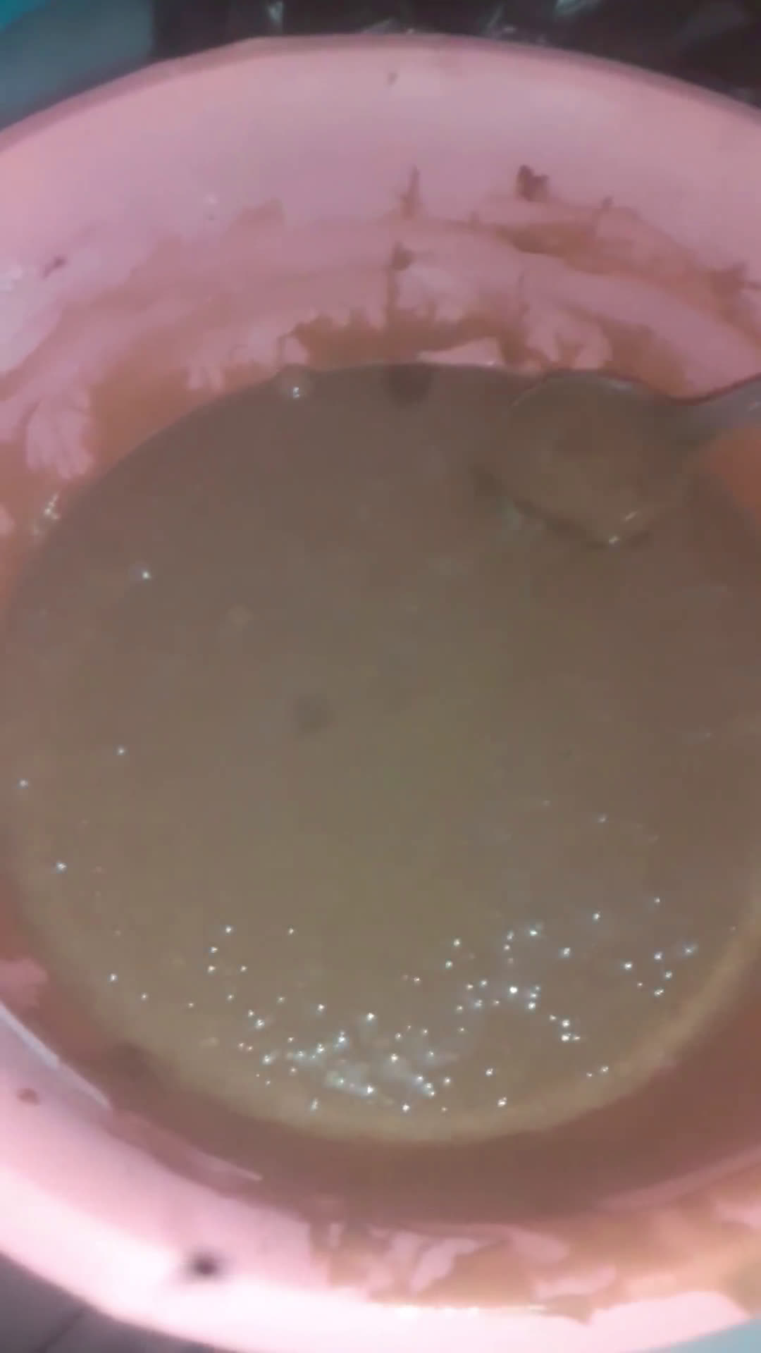 صورة لخطوة 2 من وصفة كيكة بدون بيض و بدون حليب بزاف بنينة 😋 صوص شوكولاته ساهلة 😉