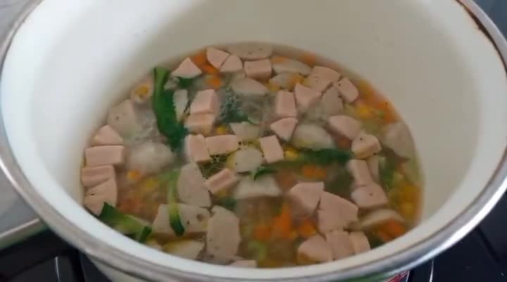 Foto langkah ke 3 dari resep Sup sosis baso balita.