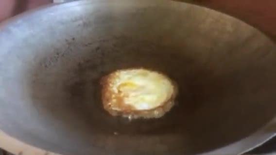 Foto langkah ke 1 dari resep Telur ceplok kuah asam.