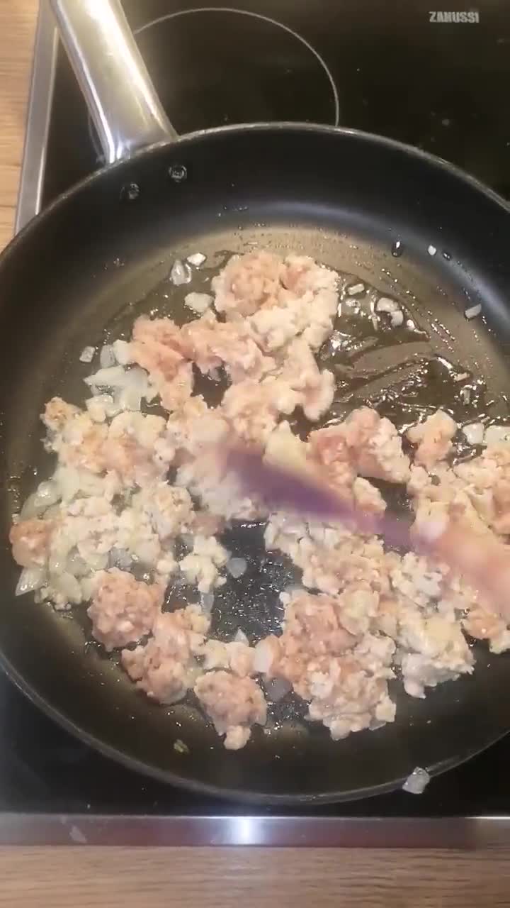 Foto del paso 2 de la receta: Pimientos rellenos de picada de cerdo y bechamel de queso