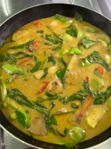 รูปขั้นตอนการทำที่ 5 ของ แกงเผ็ดไก่ใส่มะเขือ