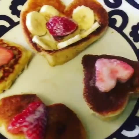 Foto del paso 2 de la receta: Panqueques 🥞 rellenas de guineo y fresas 🍓
