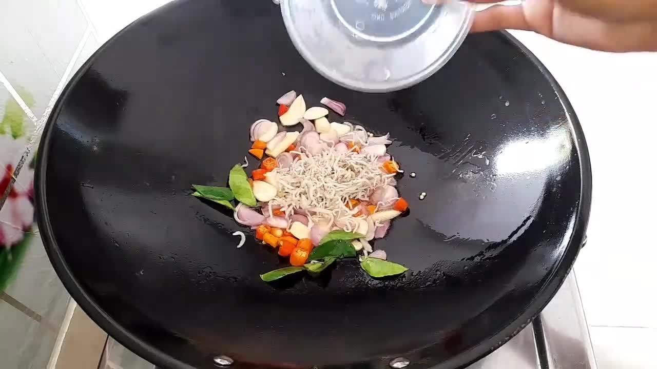 Foto langkah ke 6 dari resep Tumis Pare Petai dan Teri.