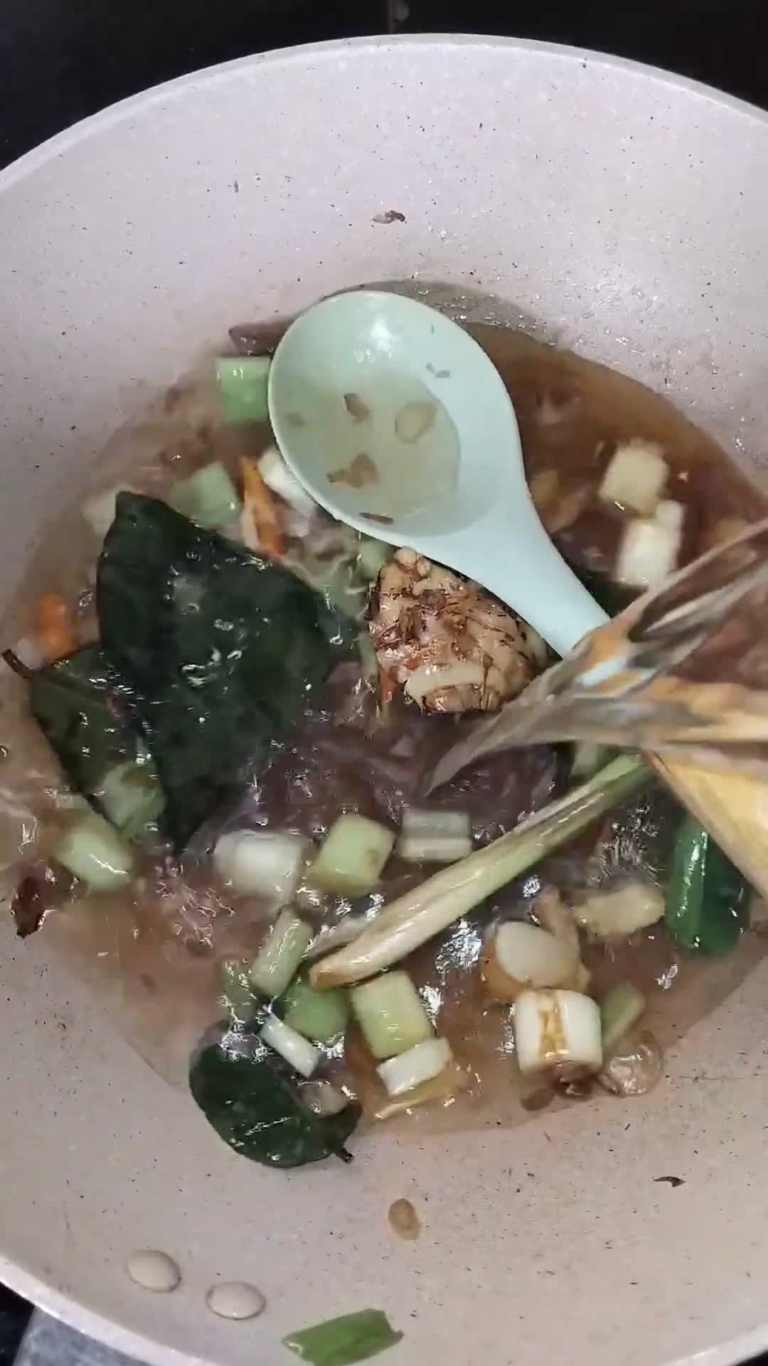 Foto langkah ke 3 dari resep Sop Ikan Patin.