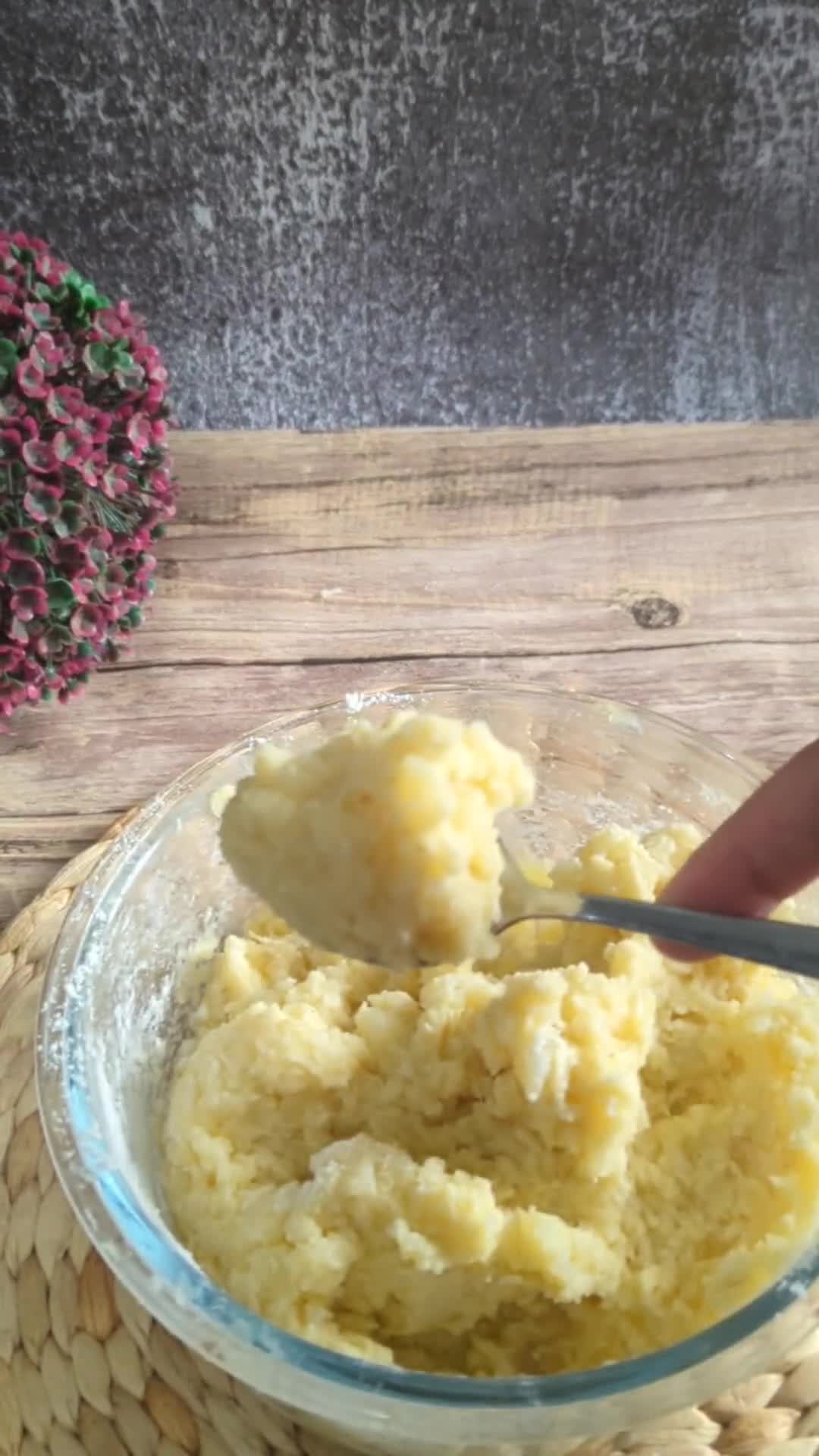 Foto langkah ke 3 dari resep Pompom Kentang Keju.