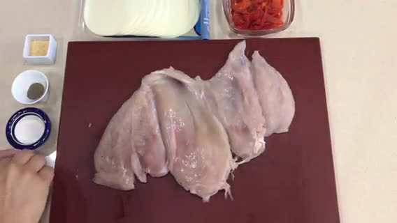 Foto del paso 1 de la receta: Fiambre de pollo 🐥relleno👉 mozzarella 🧀 y pimientos 🌶 asados