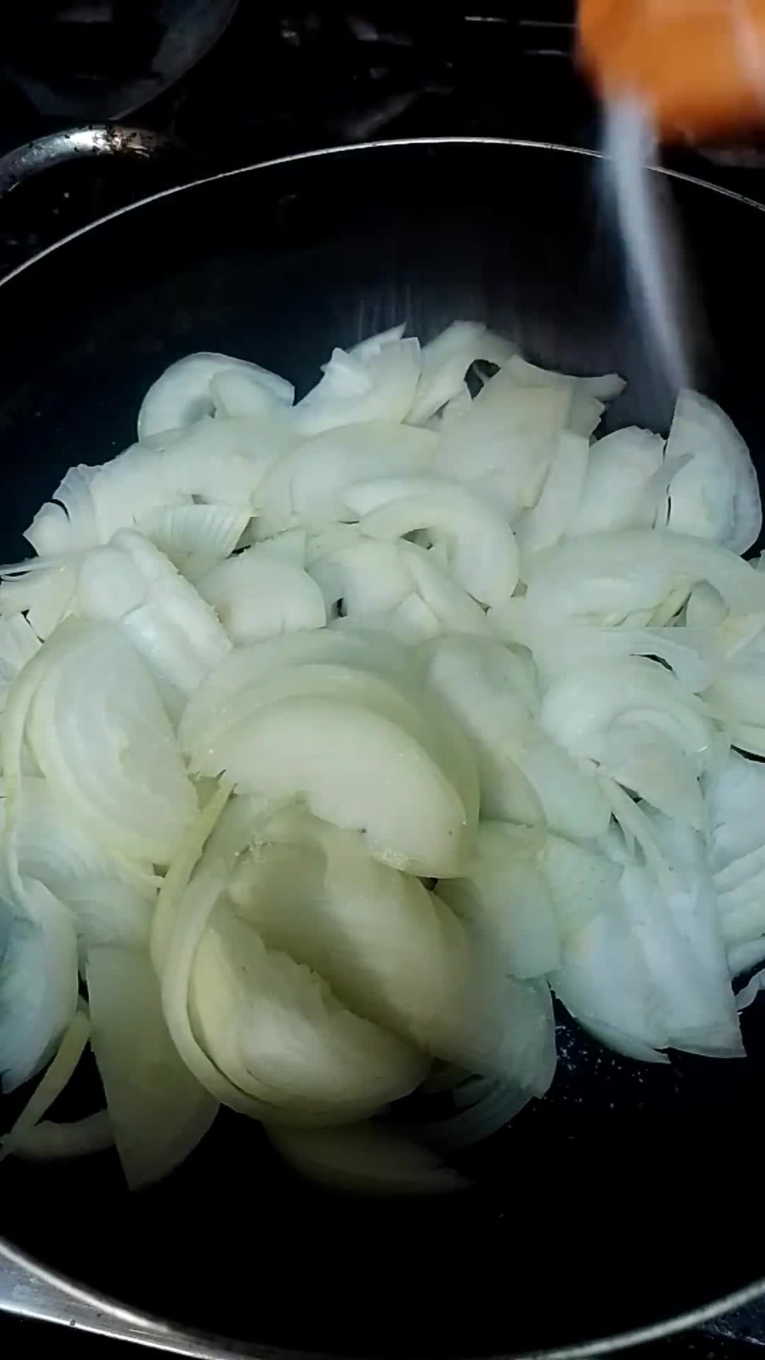 Foto del paso 1 de la receta: Tarta de cebolla y queso 🧅 🧀