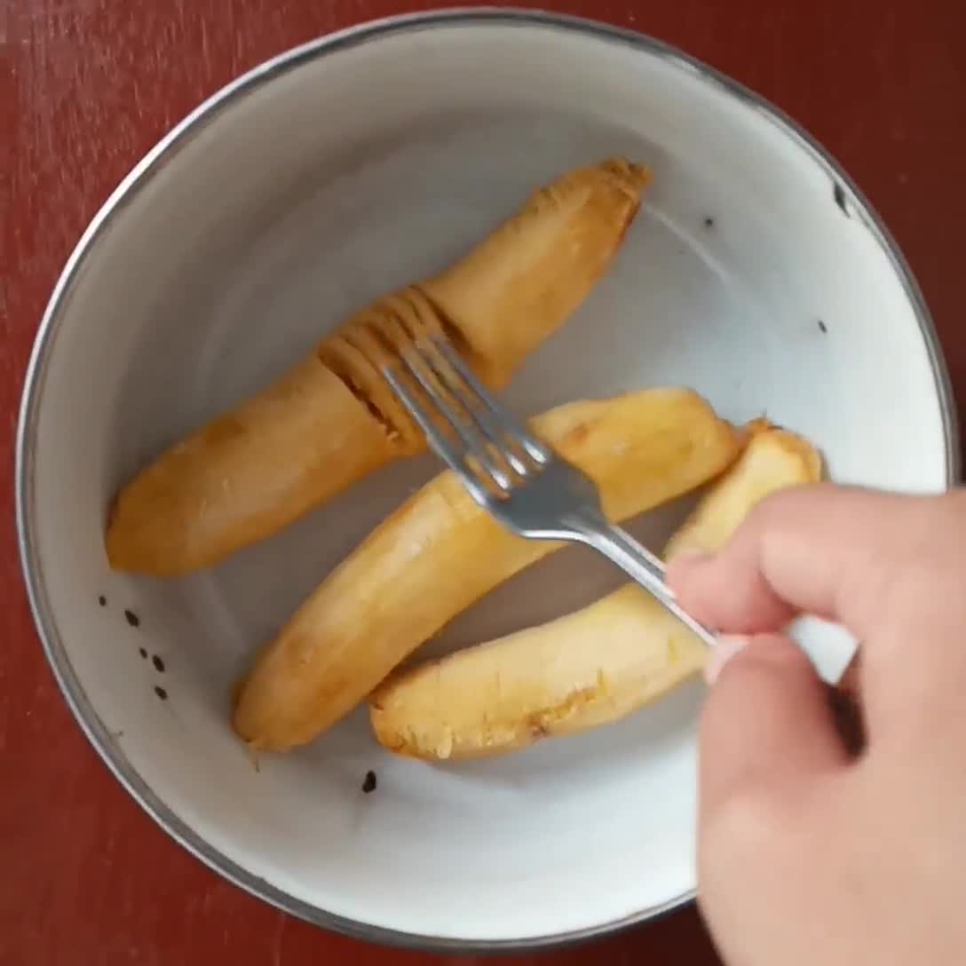Foto langkah ke 1 dari resep Bola Pisang Crispy Isi Cokelat.