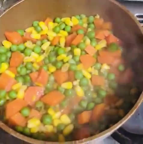 صورة لخطوة 2 من وصفة اوزي بافخاد الدجاج