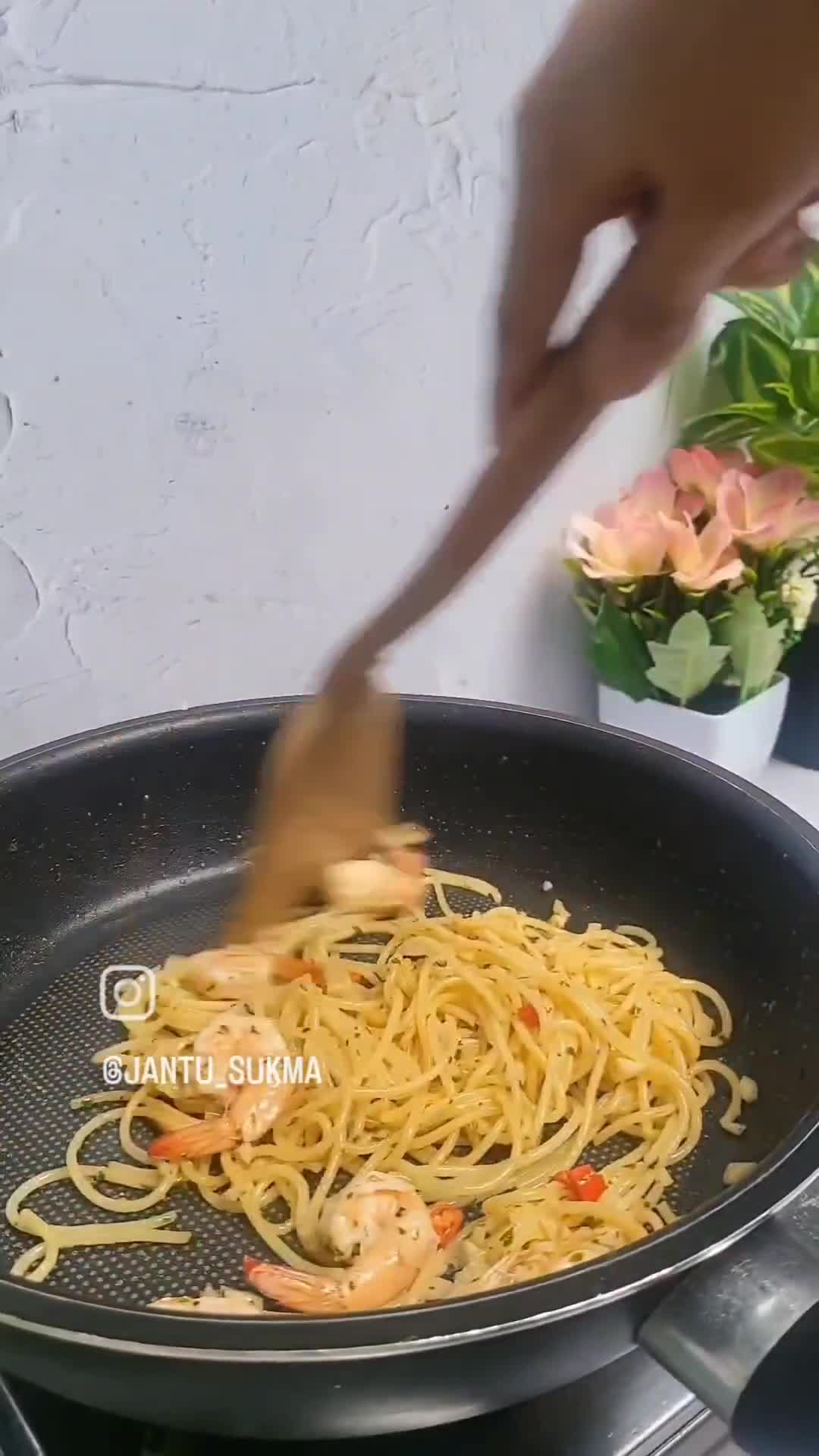 Foto langkah ke 5 dari resep Shrimp Aglio e Olio.