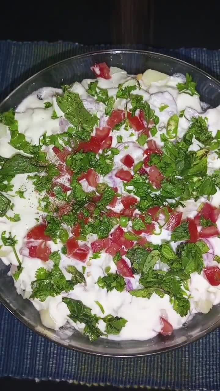A picture of step 4 of Dahi Phulki+Papri Chana Chat 😋😋😋.