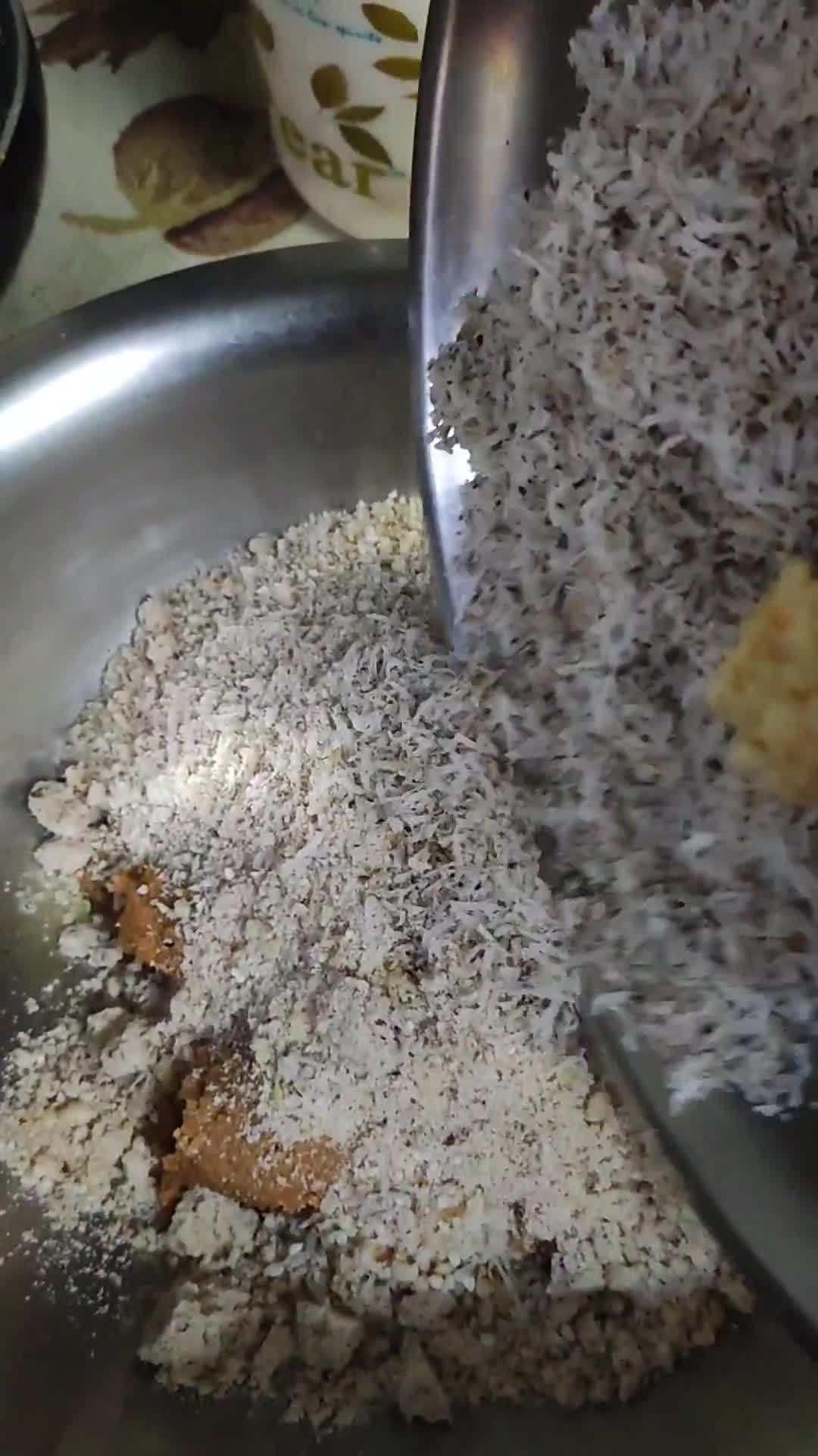 गोंद मक़्का आटा लङ्डू (Gond makka aata laddu recipe in Hindi) रेसिपी चरण 5 फोटो