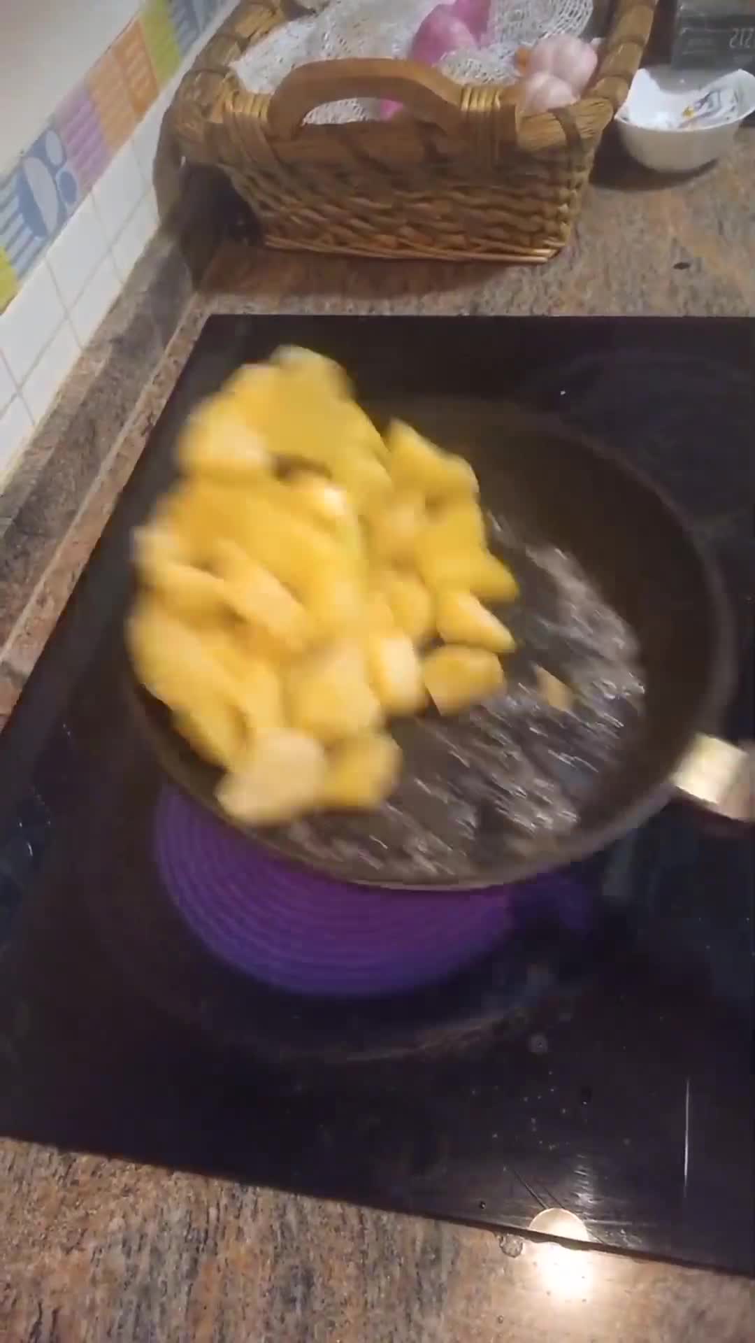 Foto del paso 2 de la receta: Patatas al ajillo 🧄🥔