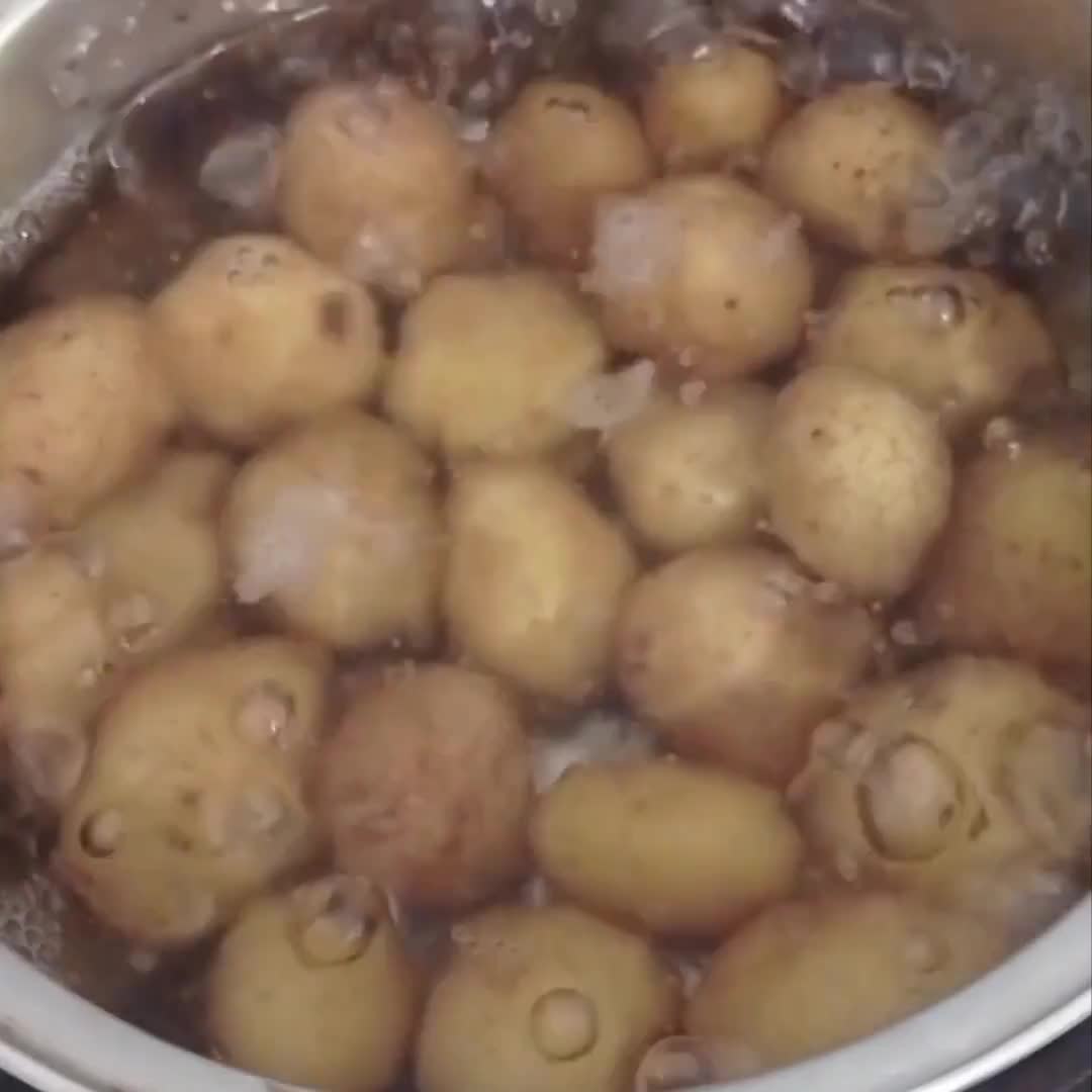 Foto langkah ke 1 dari resep Gamja Jorim/Korean Braised Potatoes.