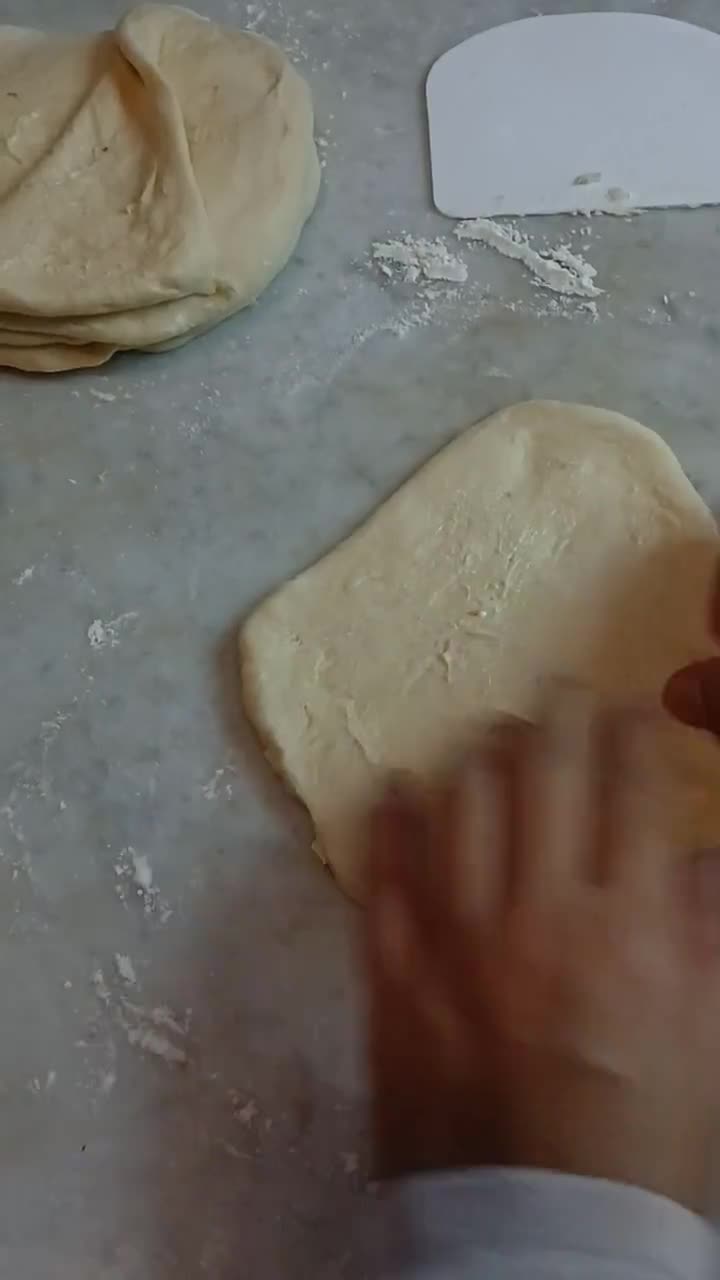 Foto langkah ke 4 dari resep Garlic Butter Naan.