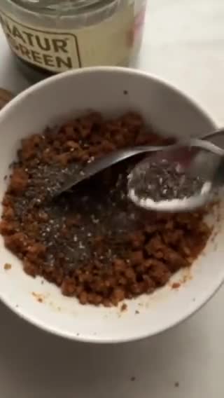 Foto del paso 12 de la receta: Tarta de queso quemada, con crumble de galletas, miel y chía