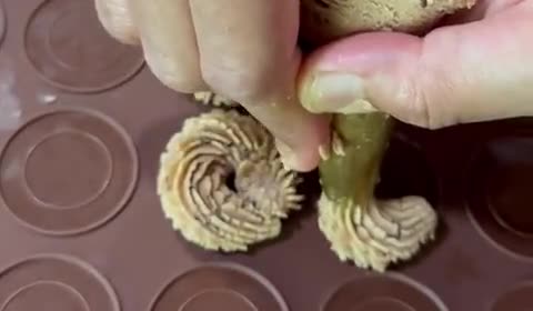 Gambar langkah 6 resipi Hazel Nutella Swiss Tart.
