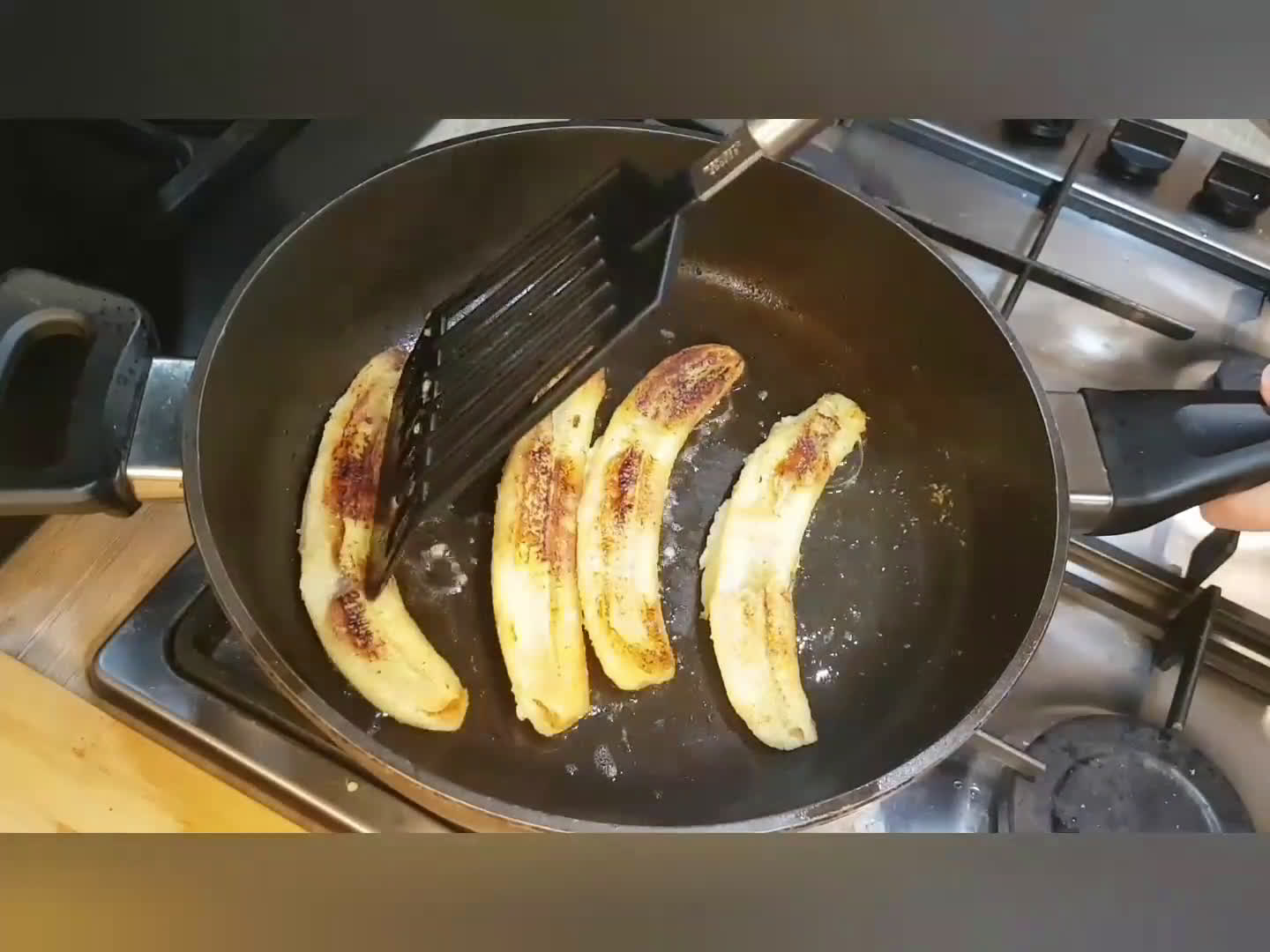 Une image de l'étape 3 de DESSERT MINUTE : BANANES FLAMBEES caramélisées AU RHUM.