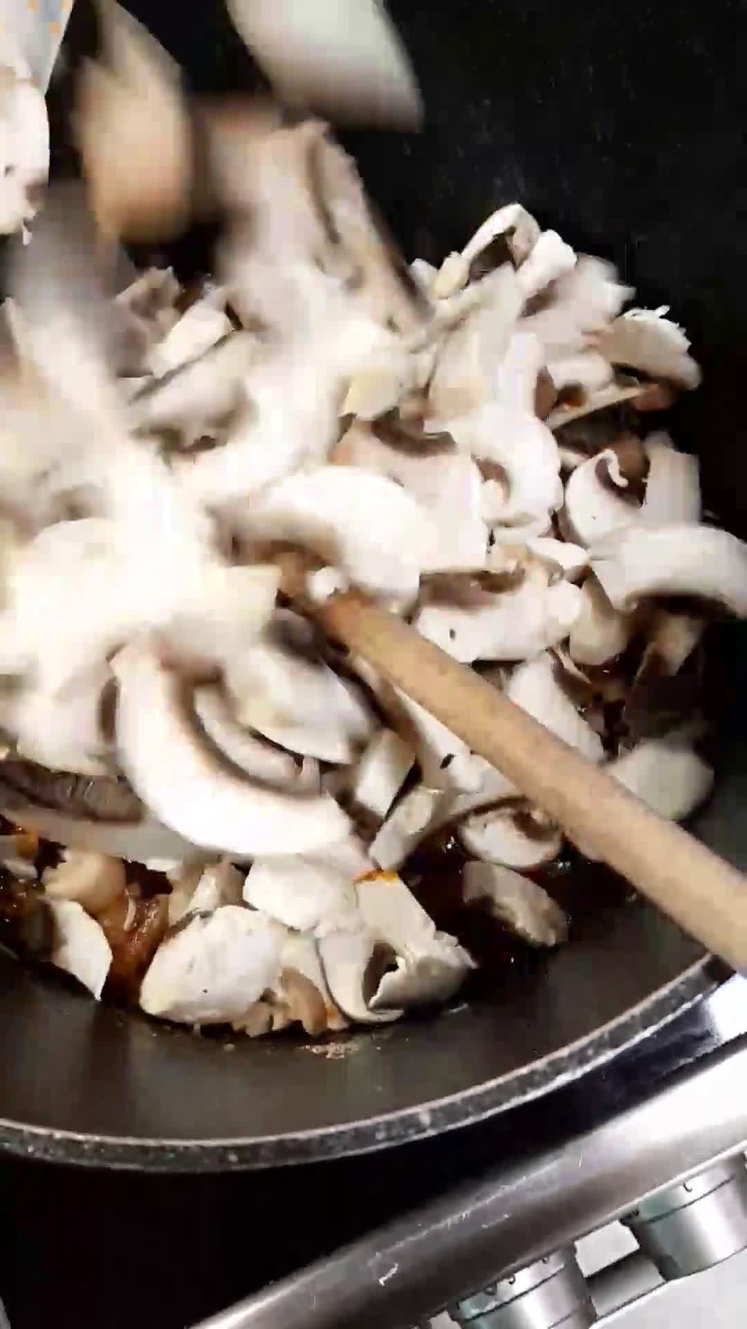 Tejfölös gombapaprikás🧅🧄🍄🌶 nokedlivel recept fázis 2 fotója