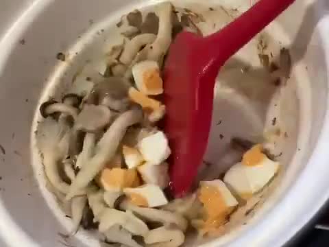 鹹蛋の蘋果絲瓜鮮菇湯的食譜步驟3照片
