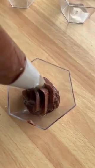 Foto del passaggio 4 della ricetta Mousse di Yogurt e Cioccolato di 3 ingredienti e senza zucchero