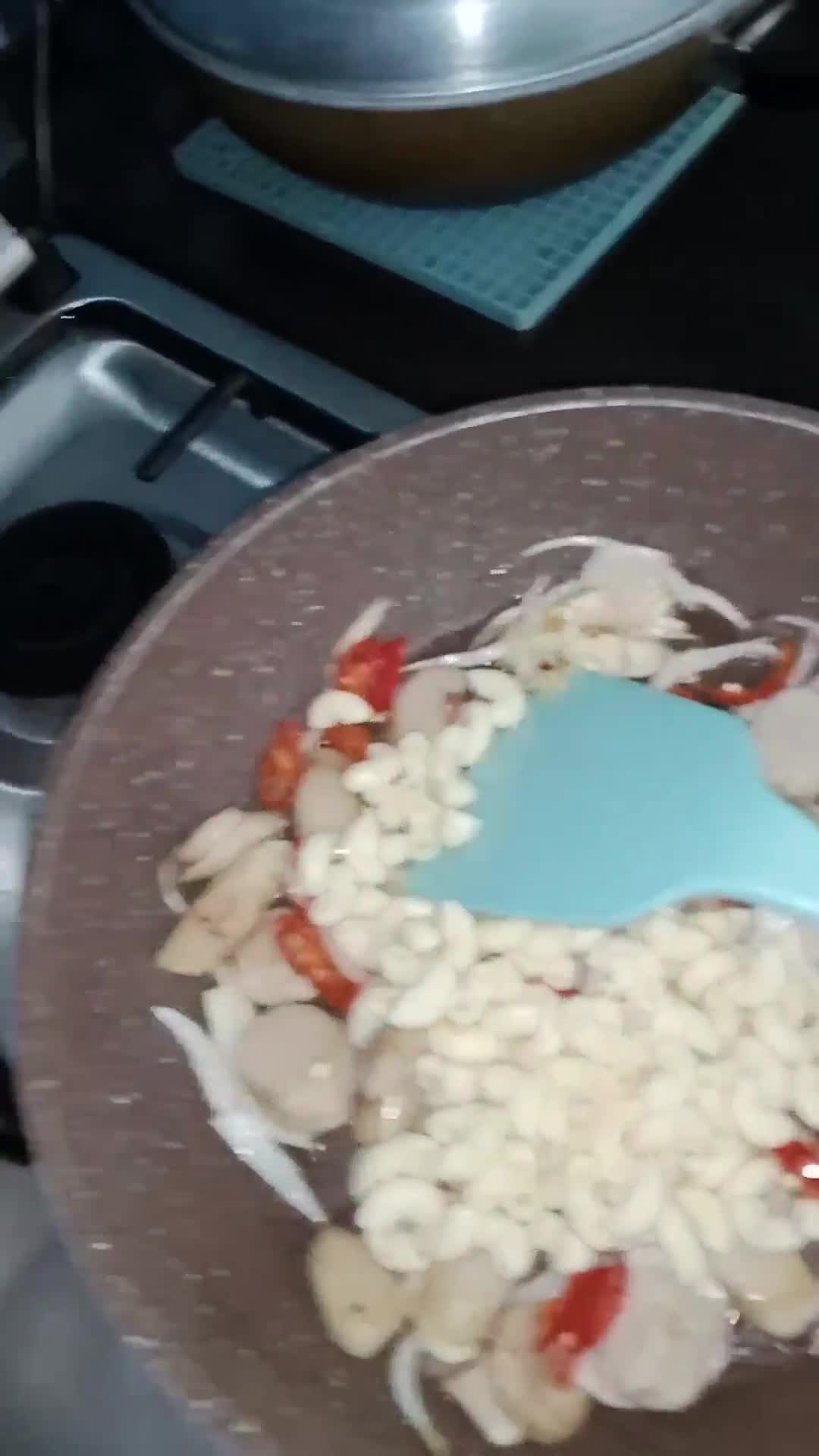 Foto langkah ke 3 dari resep Macaroni Tumis Oriental.