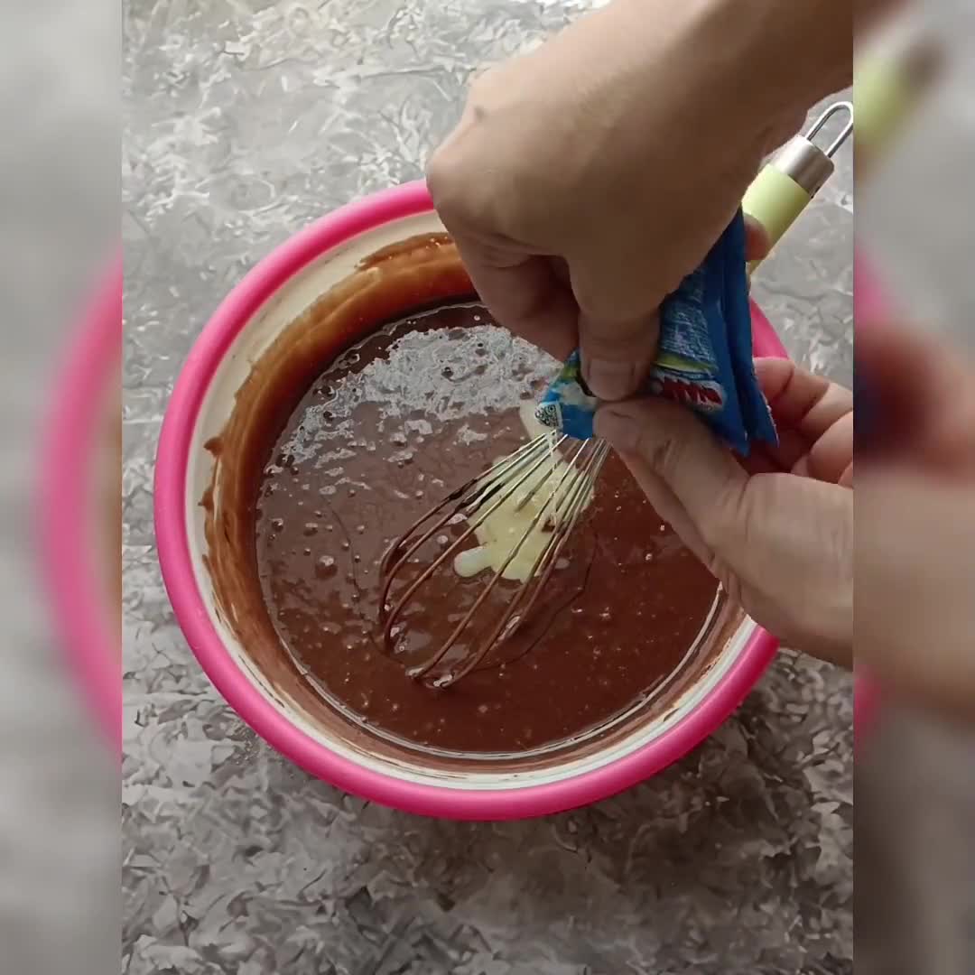 Foto langkah ke 4 dari resep Bolu Kukus Coklat Mekar Tanpa Telur Tanpa Mixer.