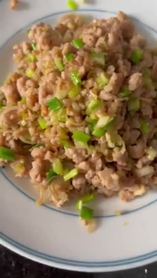 Hình bước làm 2 của món Thịt băm xào sả phiên bản tối giản