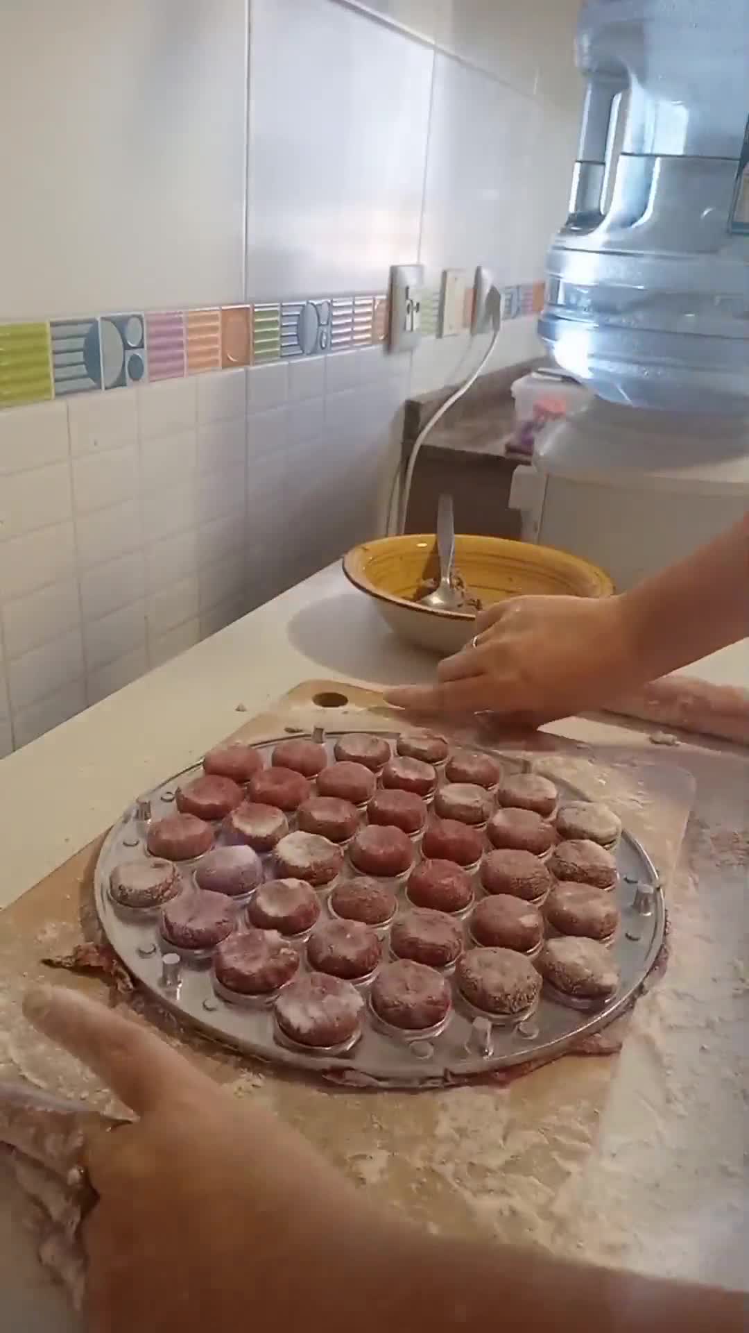 Foto del paso 3 de la receta: Raviolis de pollo con masa de remolacha y salsa trufada