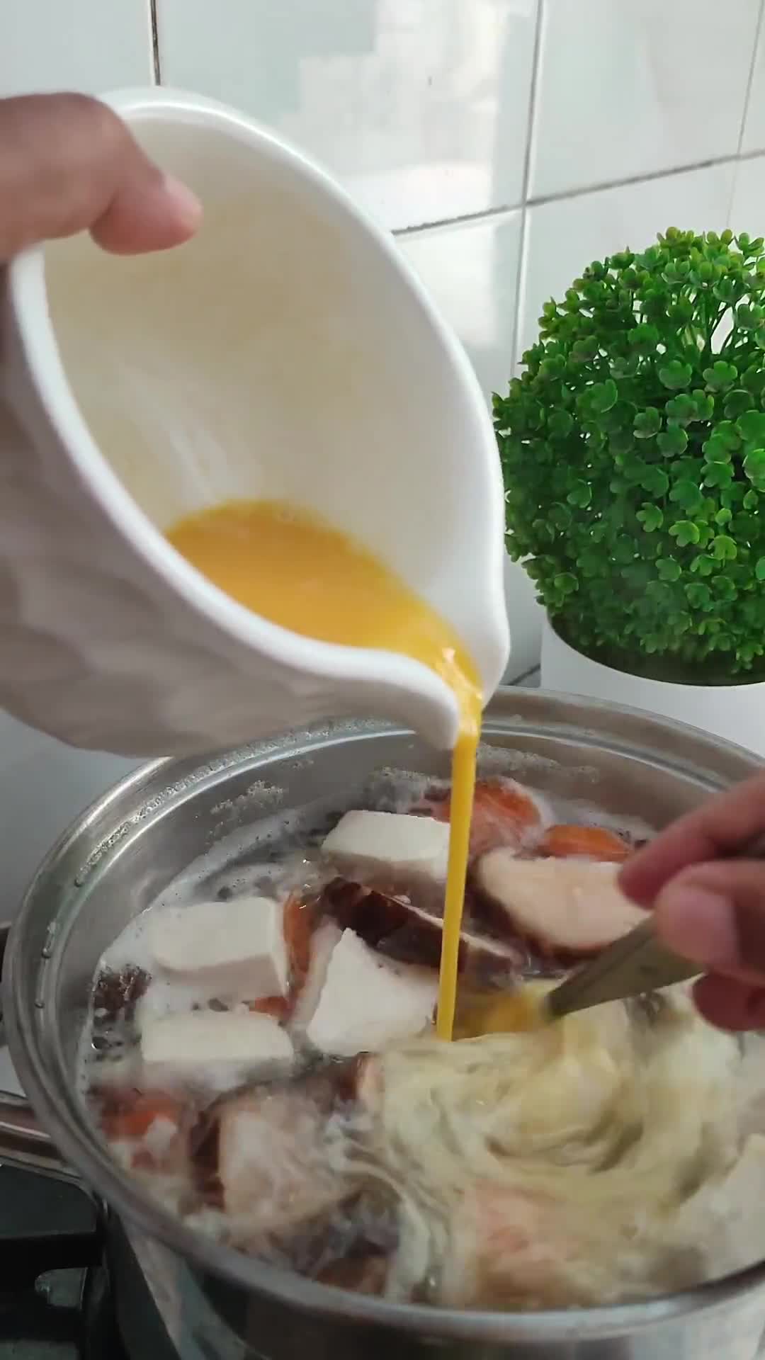 Foto langkah ke 4 dari resep Japanese Egg & Tofu Soup.