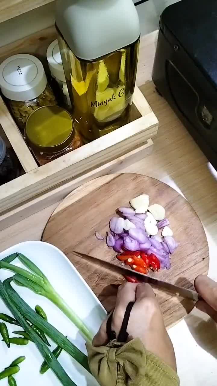 Foto langkah ke 3 dari resep Tumis Oncom leunca rawit.