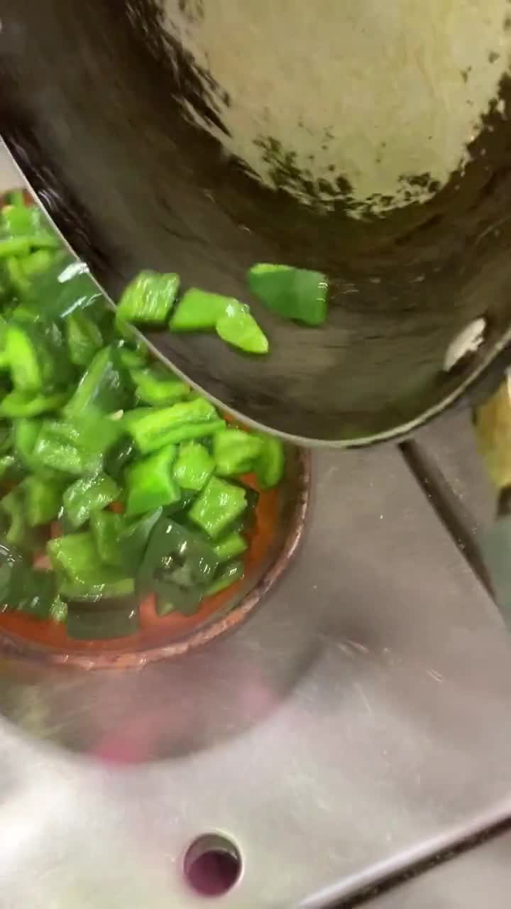Foto del paso 3 de la receta: Chuleta de res con salsa de chile pasilla y pimiento verde