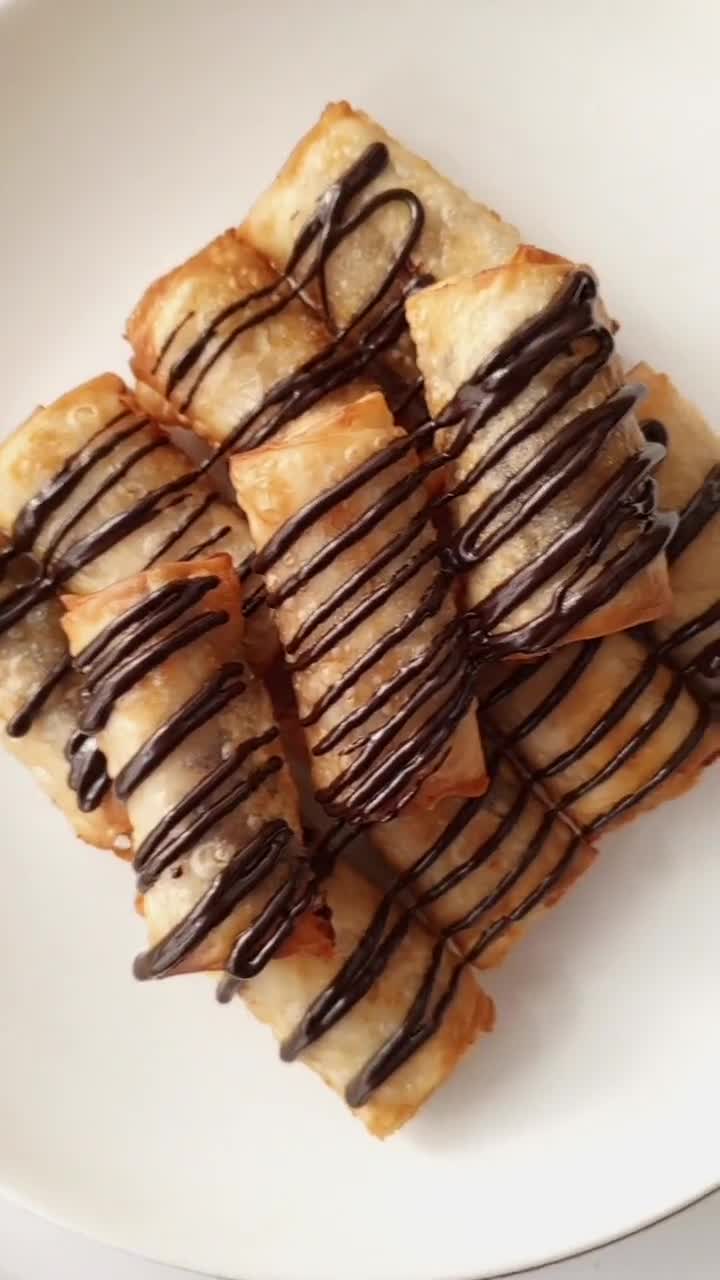 Foto langkah ke 3 dari resep Banana Choco Rolls.